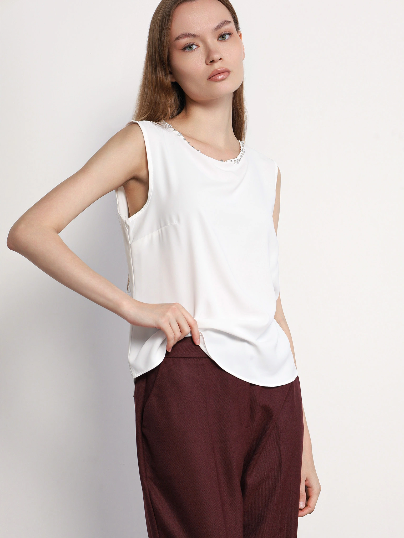 Блуза белого цвета с цепочкой-мониль